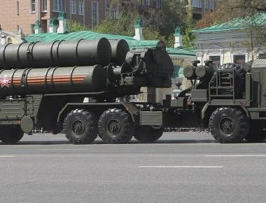 «Τα πρώτα ρωσικά S-400 που έχει αγοράσει η Άγκυρα θα φορτωθούν σε αεροπλάνα την Κυριακή» λέει το Haberturk
